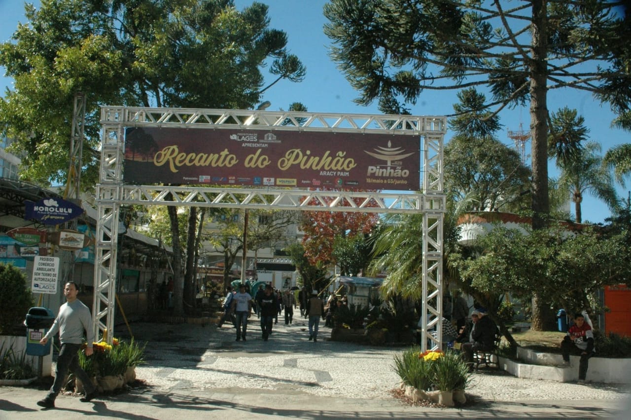  Antes mesmo do início da Festa do Pinhão, as tradições lageanas ganham destaque através do Recanto do
              Pinhão Aracy Paim.