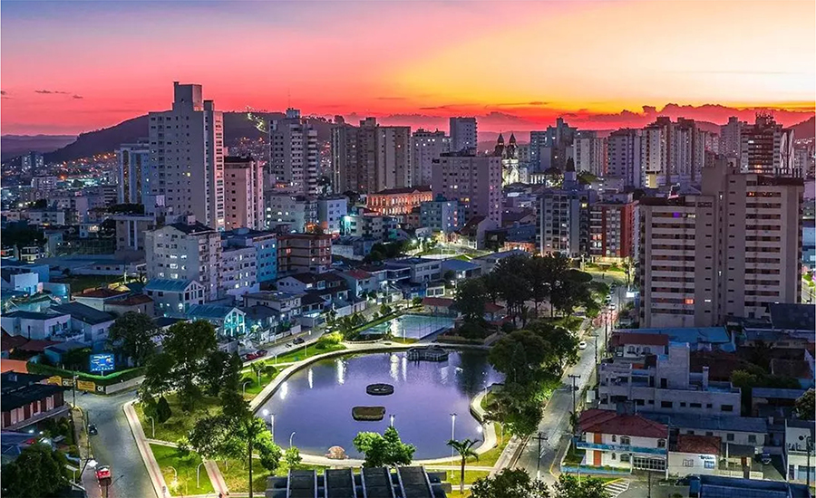 Lages é um município do estado de Santa Catarina, na região sul do Brasil, distante 231 km da capital estadual, Florianópolis.