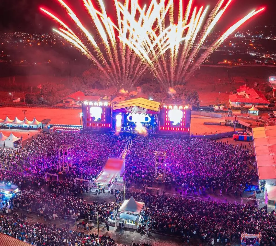 O Parque de Exposições Conta Dinheiro, que abriga o palco dos shows da Festa Nacional do Pinhão, pareceu pequeno para a multidão que tomou conta do espaço na noite desta quarta-feira (30), em Lages. Ana Castela e Luan Santana se apresentam no evento. 