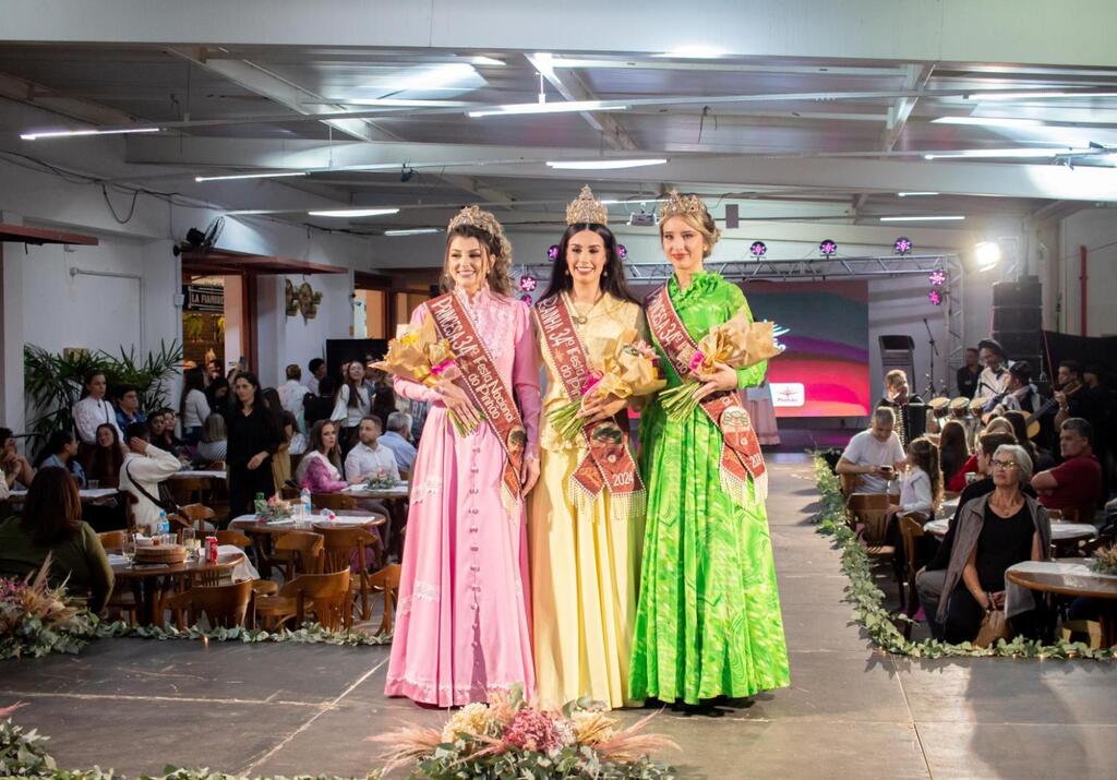 Esse ano de 2024, foi sua 34ª Edição e as soberanas do evento, a rainha Luana de Oliveira Martins,e as princesas Anne Caroline Machado e Emilie Caroline Vedana, reforçaram o convite para que todos participem da Festa Nacional do Pinhão, aproveitem o frio da Serra e a recepção dos lageanos para desfrutar de momentos de alegria e diversão, afinal, 2025 está ai.